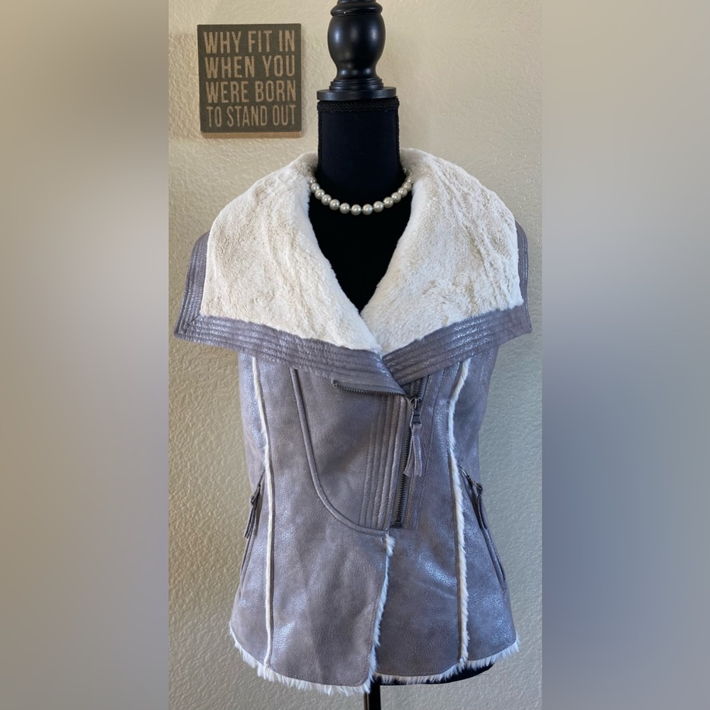 Guess vest gray like brand new looks good on